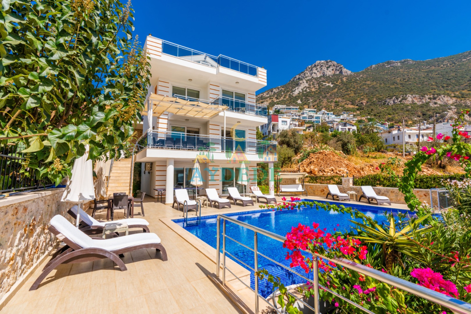 Kaş Kalkan Ortaalan mevkiinde yer alan 3 katlı lüks Villa Opera'nın özel yüzme havuzu, güneşlenme terası ve genel görünümü.