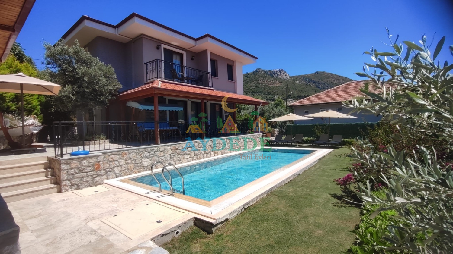 Marmaris Söğüt mevkiinde yer alan taş mimarili Villa Pedro'nun yeşil bahçe içerisindeki özel yüzme havuzu ve genel görünümü.