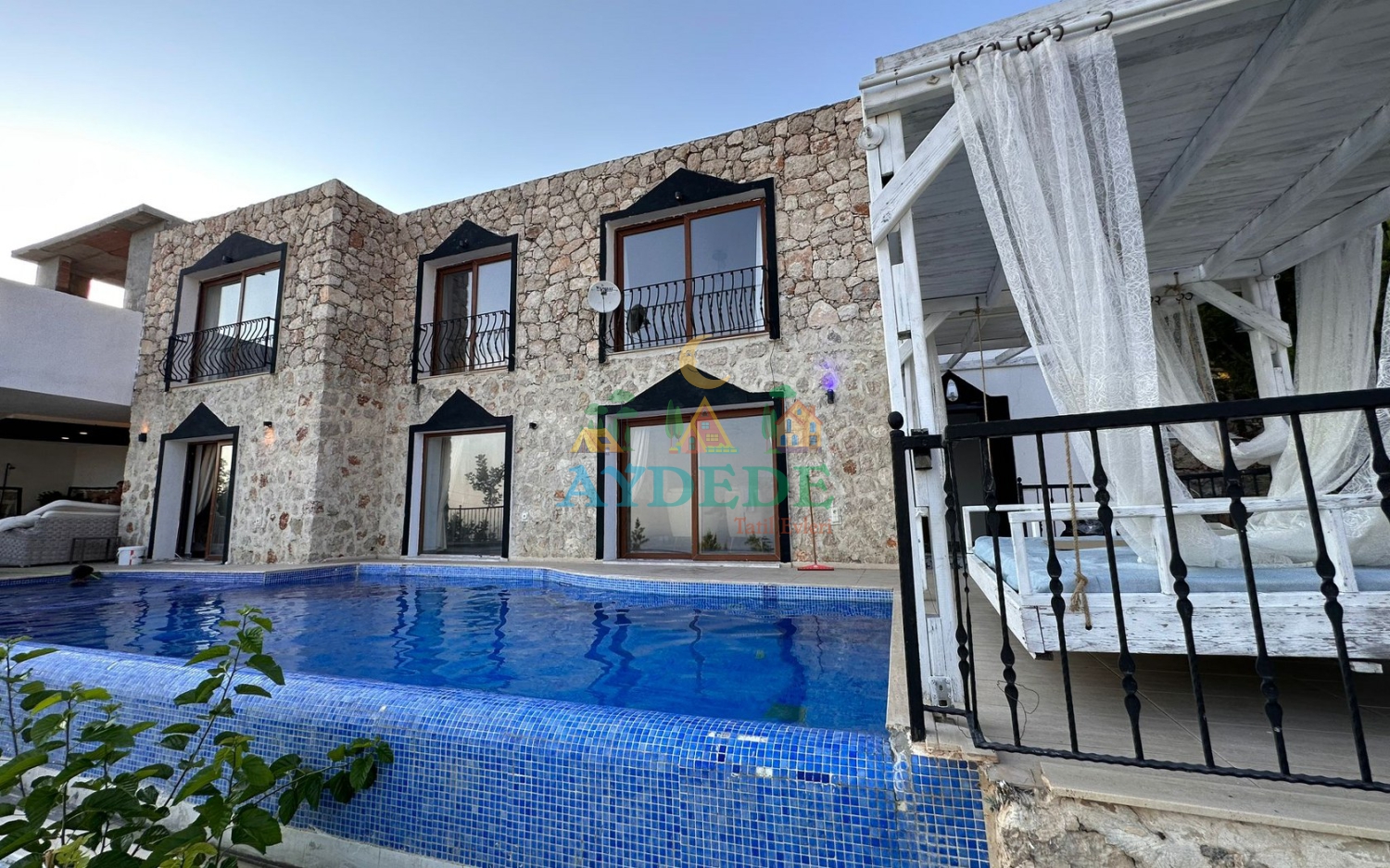 Kalkan Akbel’de taş mimarili dış cephe, özel yüzme havuzu ve çocuk havuzu