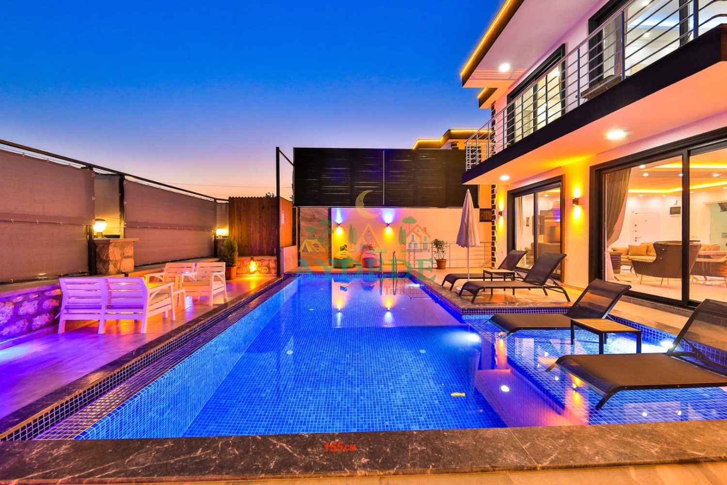 Villa Yuka 2 Kaş Çavdır'da muhafazakar ve korunaklı özel havuzlu 2+1 kiralık villa, akşam aydınlatmalı havuz ve modern mimarisiyle konforlu tatil imkânı sunmaktadır.
